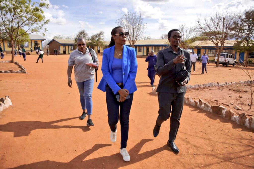 LSFTanzania's tweet photo. Wanafunzi wa Shule ya Sekondari Lekule Wilaya ya Longido Mkoani Arusha wakitumbuiza kwa kuimba nyimbo mbalimbali mbele ya Mkurugenzi Mkuu wa Legal Services Facility, Lulu Ng’wanakilala wakati wa ziara ya LSF iliyolenga kuangalia utekelezaji wa programu ya upatikanaji haki. https://t.co/FDoQMwLcpz