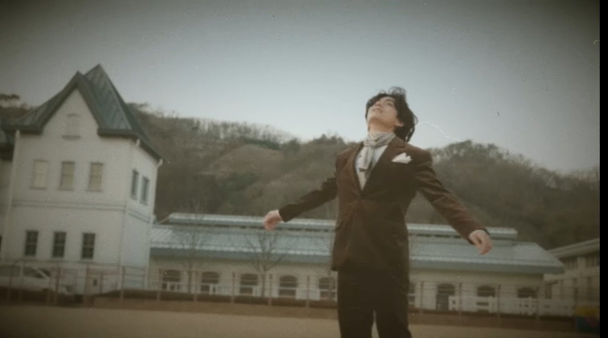 taesmug's tweet photo. My favourite flower boy https://t.co/qRnK2KAJ5b