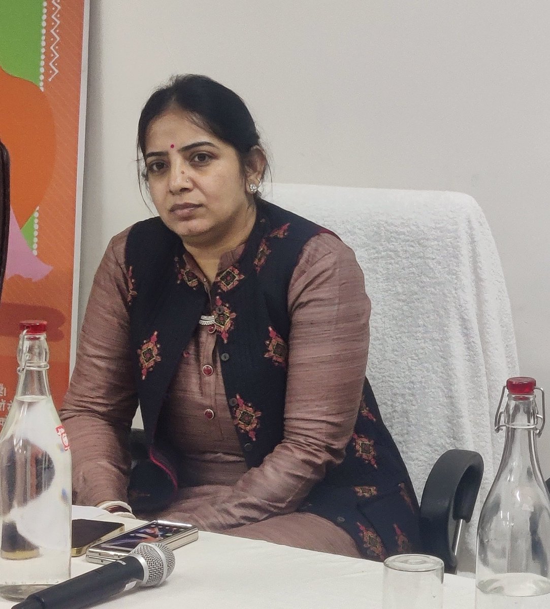 मनरेगा अंतर्गत CFPपरियोजना में नवनियुक्त  विशेषज्ञों के लिए आयोजित कार्यशाला में मनरेगा आयुक्त श्रीमती<a href="/RSB_85/">Rajeshwari B 🇮🇳</a> ने कहा सभी विशेषज्ञों को भारत सरकार द्वारा जारी निर्देशिका के अनुसार अपने दायित्वों का निर्वहन करना है।इसके लिए मनरेगा के हर पहलू को समझने व CFPपरियोजना जानकारी जरूरी है।