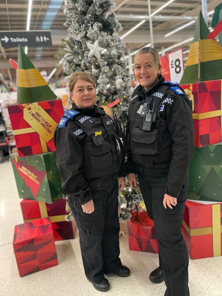 PeterleeCoppers's tweet photo. PCSO Dunn & PCSO Jepson are on foot patrol in Peterlee Town Centre
Come and chat with us!!
The girls love a selfie so come along and ask for one 👮♀️😃
#Selfie #Christmasspirit #peterleenpt #beatcops #peterleetowncentre https://t.co/W8h0sNhp6k