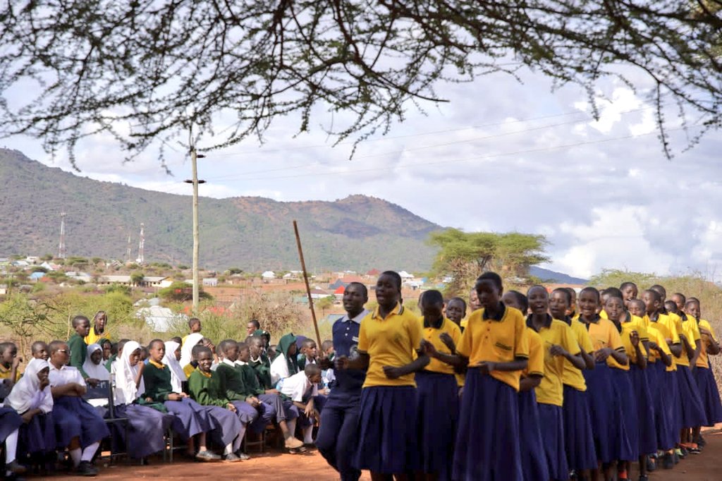 LSFTanzania's tweet photo. Wanafunzi wa Shule ya Sekondari Lekule Wilaya ya Longido Mkoani Arusha wakitumbuiza kwa kuimba nyimbo mbalimbali mbele ya Mkurugenzi Mkuu wa Legal Services Facility, Lulu Ng’wanakilala wakati wa ziara ya LSF iliyolenga kuangalia utekelezaji wa programu ya upatikanaji haki. https://t.co/FDoQMwLcpz