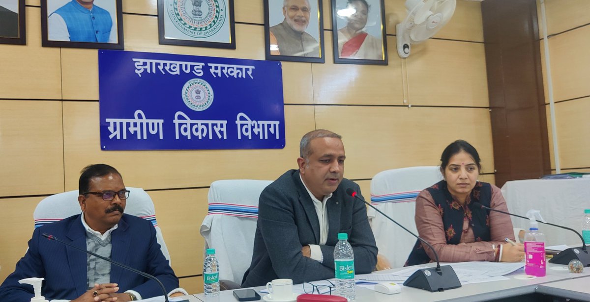 मनरेगा के क्रियान्वयन को लेकर <a href="/RDD_Jharkhand/">Rural Development Dept,Jharkhand</a> सचिव श्री प्रशांत कुमार ने की सभी DDC के साथ VC के माध्यम से समीक्षा की। योजनाओं को ससमय पूर्ण करवाने व रोजगार सृजन को लेकर को टास्क सौंपे।कहा श्रमिकों के दर्द को समझें अधिकारी।ग्रामीणों के रोजगार सृजन का साधन बने।ससमय लक्ष्य पूरा करें