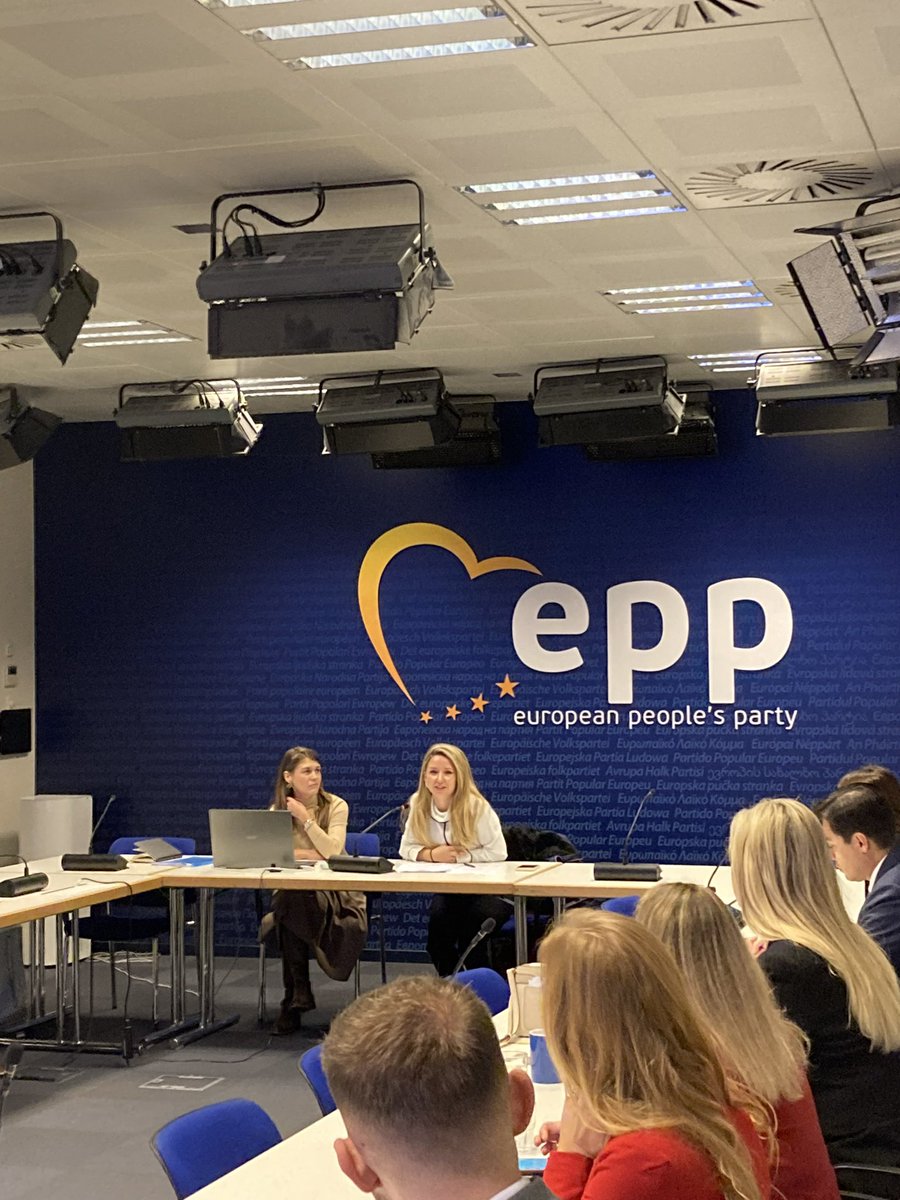 WeAreEDYN's tweet photo. #PoliticalTwinningTrip 
With 🇪🇺Ajla Hotic &amp; @JuliaZalutskaja from @EPP, @ACYPL #acyplEurope &amp; #EDYN were learning about their party’s historic foundation, ideology, current main policy areas, and challenges ahead. Thank you for having us!💛 https://t.co/48LYXrrcF0