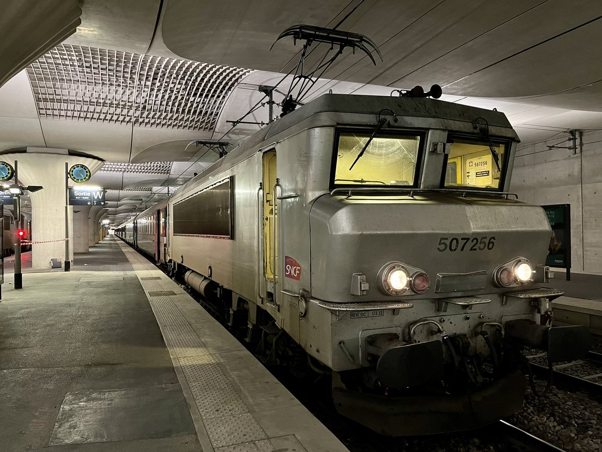 Hello Twitter! ☀️ 

On se retrouve pour une nouvelle soirée et on commence par récupérer cette 7256 V6 pour la mettre en tête du <a href="/RemiTrain/">Rémi Train Centre Val de Loire</a> 14059 à destination de la <a href="/VilledOrleans/">Ville d'Orléans</a>!