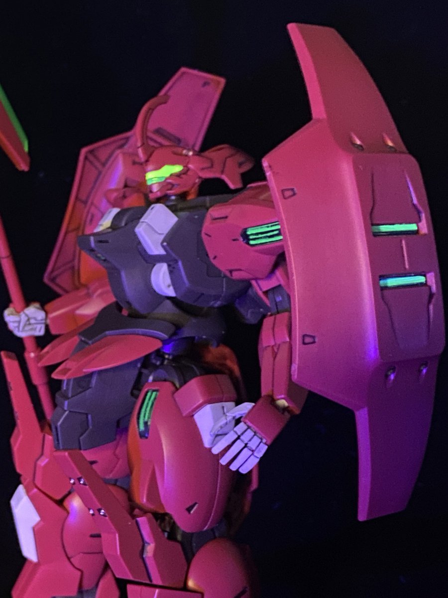 ダリルバルデできたー
蛍光グリーンでうまいこと光るように、シールをカットして仕込みました 