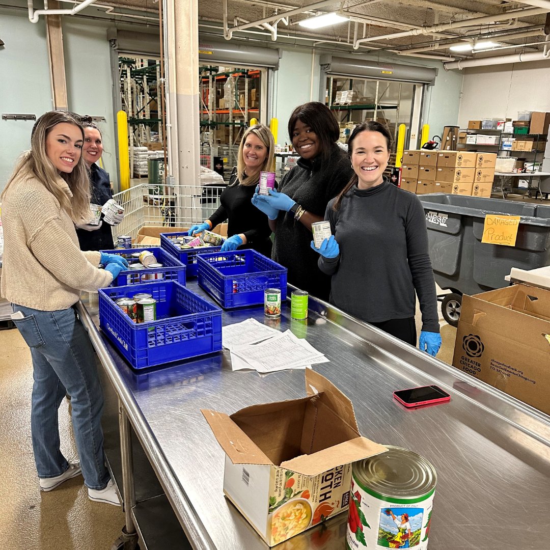BHStaffingGroup's tweet photo. Last week, the Chicago Associates team volunteered at the Greater Chicago Food Depository!

#EmployingTheFuture #ExpertsAtWork #GoHire https://t.co/KcOYPTeGxZ