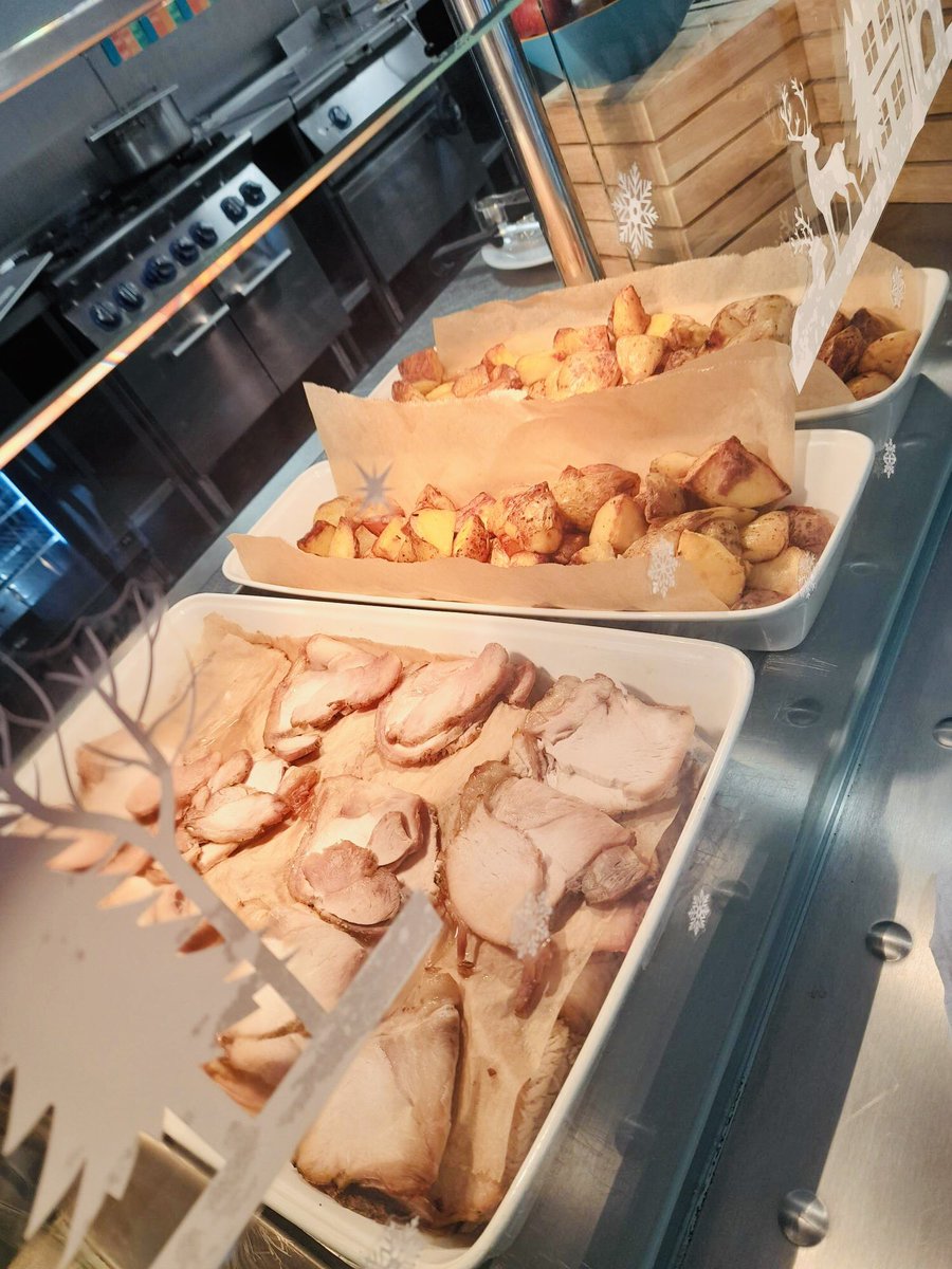 HarrisSixth's tweet photo. Christmas lunch enjoyed by staff and students today. https://t.co/Spl8druA4h