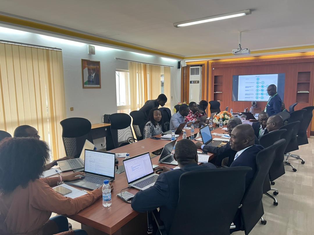 DataTransport1's tweet photo. Démarrage de 3 jours de formation sur le GTFS et les usages du numérique dans le transport animée par @DataTransport1 pour #AMUGA et opérateurs transport #Abidjan.
#DT4A #Mobility
#Transport #opendata
#opensource https://t.co/9Ozkz0VwBb