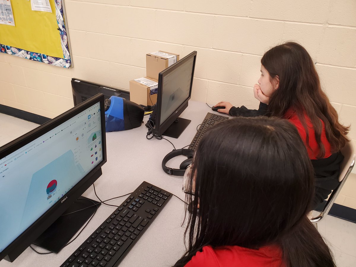 DDHacharLISD's tweet photo. Dec 6th Mr. Cisneros 5th Grade students working with Tinkercad and 3D Printer! #LISDCSEDWK #CSWEEK22 https://t.co/4BMSRpoCqy