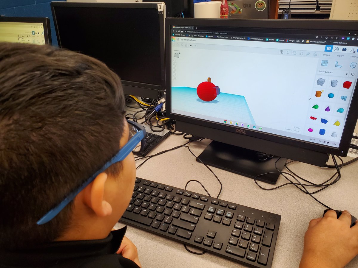 DDHacharLISD's tweet photo. Dec 6th Mr. Cisneros 5th Grade students working with Tinkercad and 3D Printer! #LISDCSEDWK #CSWEEK22 https://t.co/4BMSRpoCqy