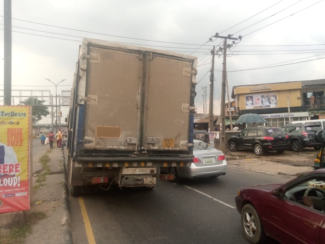 trafficbutter's tweet photo. VIA @followlastma: [4:33PM] #LagAbkExpWay #BreakdownReportReport of a broken down mini truck at car wash bus stop inward Abule Egba. The owner is making effort to evacuate the truck off the road. https://t.co/y8XmdmpkMV