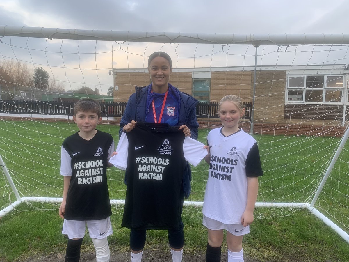 SchoolsAgainstR's tweet photo. Thank you to @ITFCFoundation &amp; Ipswich Town’s Natasha Thomas for supporting our Schools Against Racism Football Festival at Red Oak. The teams loved meeting Natasha &amp; they presented her with a #SchoolsAgainstRacism kit @NatashaThomas_7 @OakRed230 @ActiveLearningT @Active_Suffolk https://t.co/PF4Qdadb6u