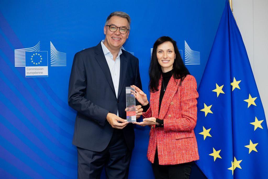 Seit einem Jahr ist Dortmund die europ. Innovationshauptstadt! Nun kam es auch zur Übergabe des Preises in Brüssel durch die europäische Kommissarin für Innovation und Forschung Mariya Gabriel. Glückwunsch auch an unsere Nachfolger, an die Metropolreg. Marseille! #iCapitalAwards