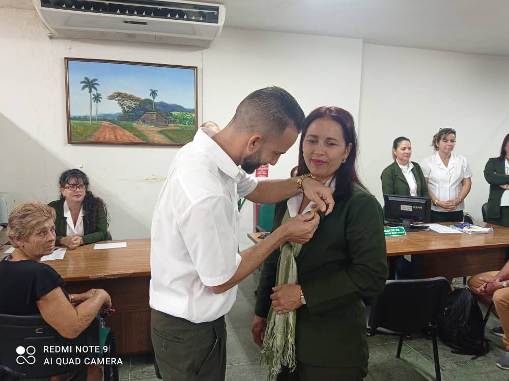 BpaPinar's tweet photo. Entrega de los sellos por 5,10 y 15 años de servicio en el #BancoPopulardeAhorro. Muchas felicidades a los compañeros que dedicado su empeño en lograr que el #BPA continúe siendo el #BancoDeLaFamiliaYLaEmpresaCubana @BpaPinar @CubaBPA @RubinelsonZ @NiurkaCoste https://t.co/UUKQTrkQv1