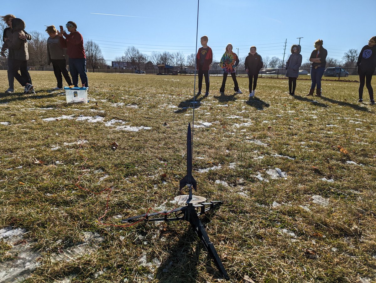 FranseeTech's tweet photo. Model rocket launches in 6th grade Tech Ed! #CMSTechEd #CMSRockets https://t.co/gF03AMn2F9