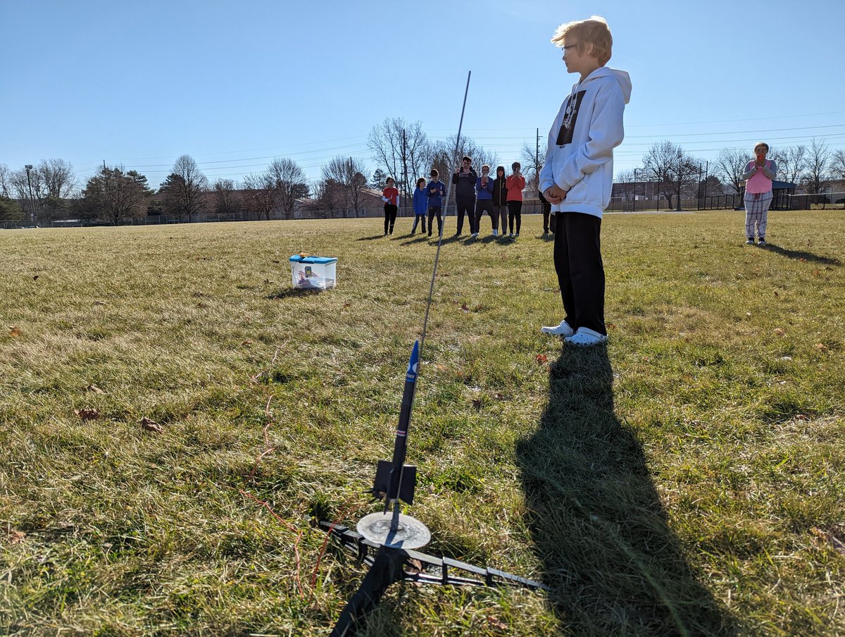 FranseeTech's tweet photo. Model rocket launches in 6th grade Tech Ed! #CMSTechEd #CMSRockets https://t.co/gF03AMn2F9
