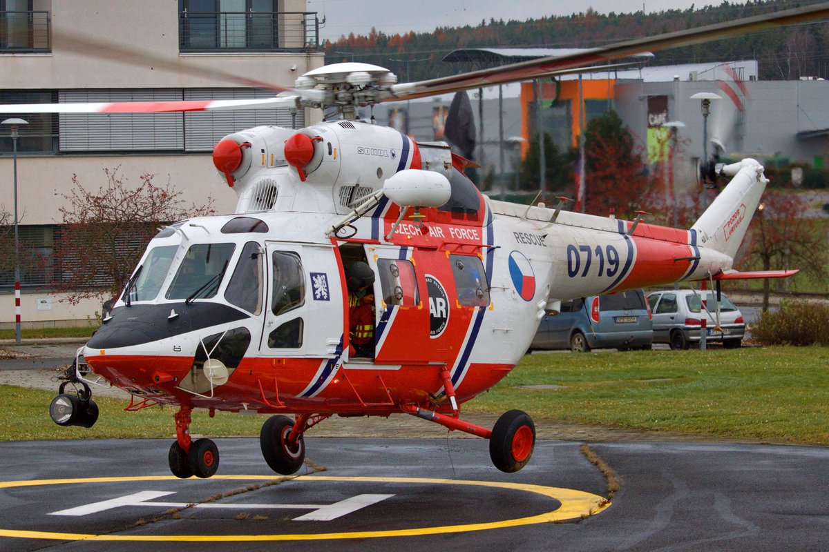ErikTodl's tweet photo. Kryštof 07 dnes na heliportu HZS Plzeň Košutka. Rychlé vyložení leteckého záchranáře HZS a hned do FN Plzeň. https://t.co/XCtNkrkWyh