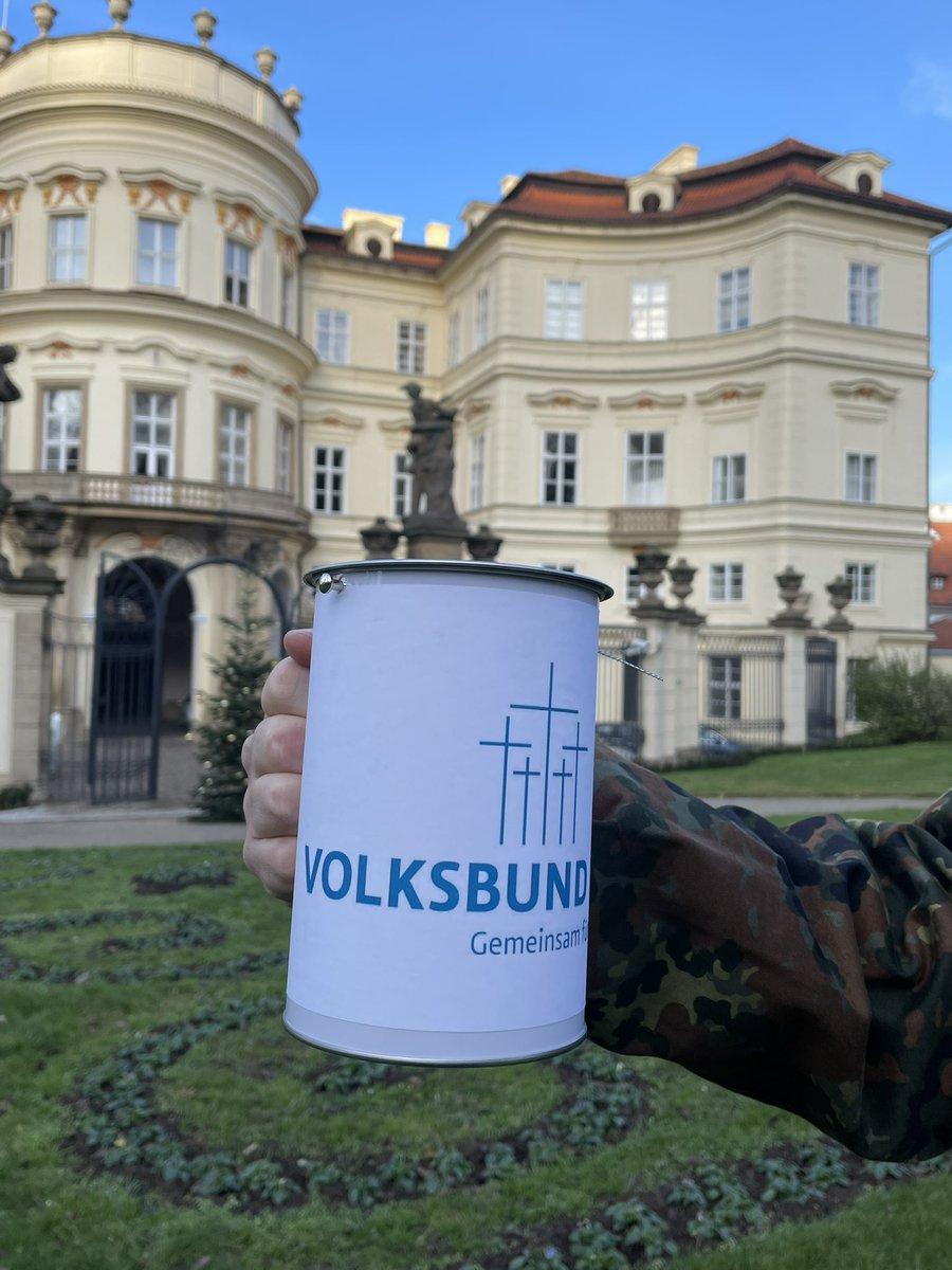velvyslanec_SRN's tweet photo. Unsere Botschaft sammelte, gemeinsam mit @DSPrag, @KASonline, @FNFreiheit, @GermanCzechCham, @evprag &amp; @kathprag über 400€ während der @Volksbund Haussammlung. Dafür danke ich von Herzen. #Kriegsgräber sind nicht nur #Gedenkstätte, sie sind ein Plädoyer für den #Frieden! https://t.co/s1fImAZ0qr