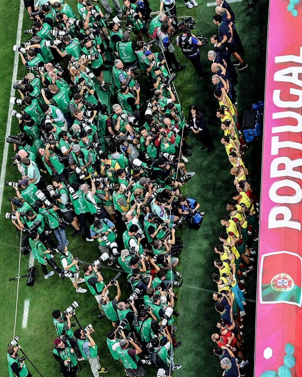 #Ronaldo est remplaçant ! Alors... au moment des hymnes nationaux toute la lumière des médias s'oriente vers le banc !!!
#PORSUI #Portugal #WorldcupQatar2022