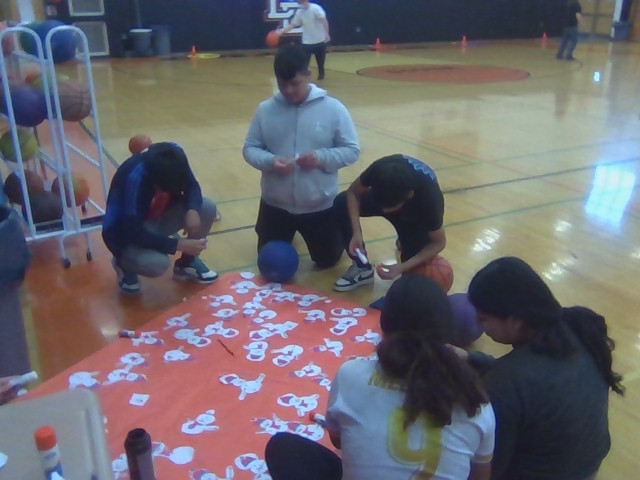 We had so much fun doing the Happy snow man activity for our basketball dribbling lesson. 6-8
openphysed.org/curriculum_res…