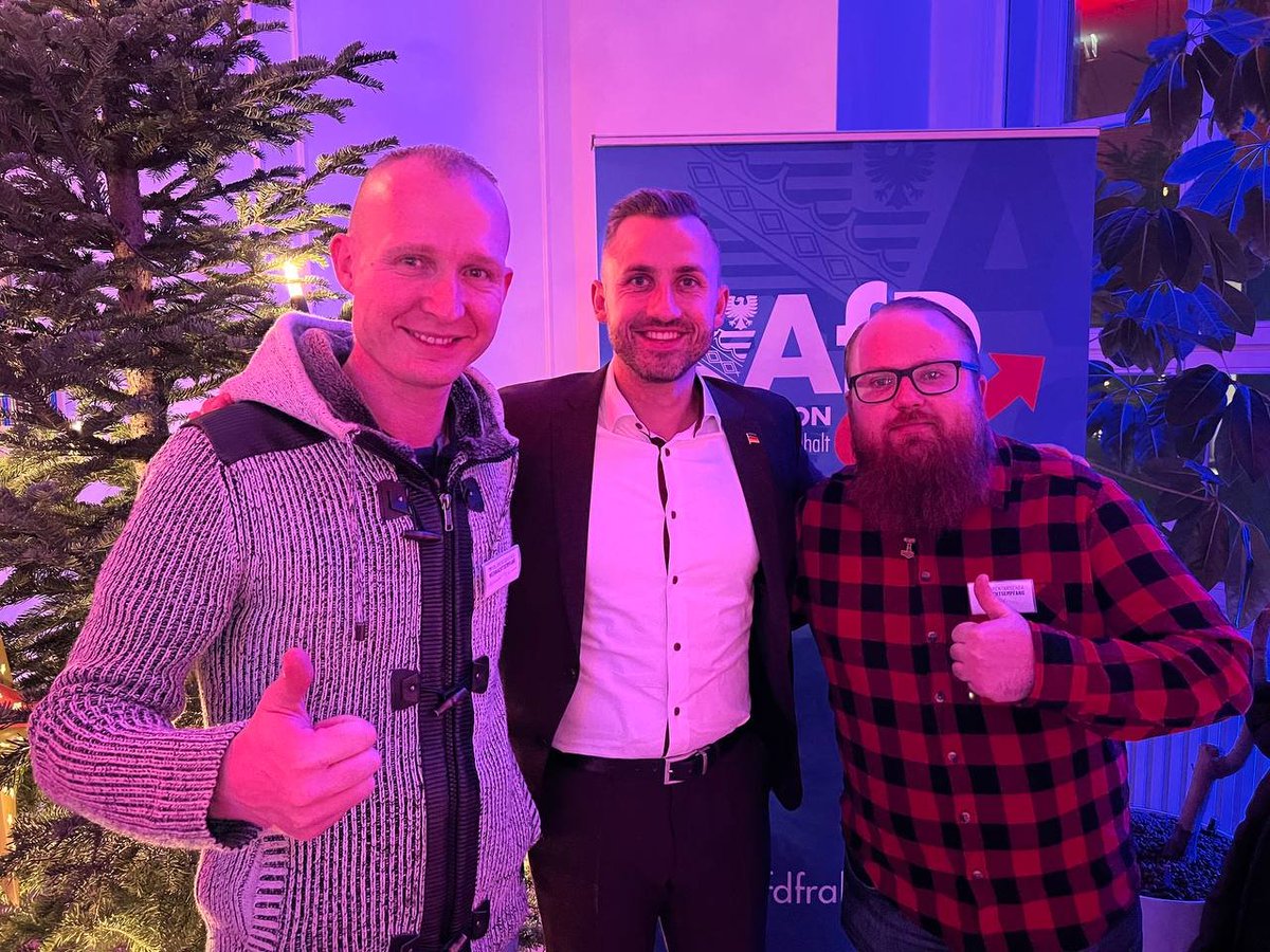 KonLex09's tweet photo. #md0612
Unter den Gästen des "Parlamentarischen Weihnachtsempfangs" der #AfD gestern in #Magdeburg: Der rechte YT-Aktivist Carsten Jahn, der Organisator der Proteste in Bernburg, Alexander Bergemann (großer Fan von Sven Liebich) und der Demo-"Einheizer" aus Bernburg mit https://t.co/l21CxI4kCn