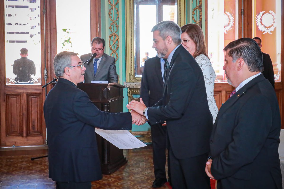 PresidenciaPy's tweet photo. El presidente @MaritoAbdo entregó el Premio Nacional de Ciencia, otorgado en esta edición a una obra investigativa sobre las propiedades de la flora medicinal para el tratamiento de la hipertensión arterial. El premio equivale a 50 salarios mínimos establecidos por Ley. https://t.co/gBV483Tx4x