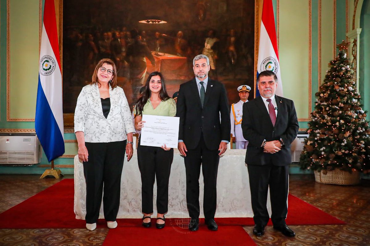 PresidenciaPy's tweet photo. El presidente @MaritoAbdo entregó el Premio Nacional de Ciencia, otorgado en esta edición a una obra investigativa sobre las propiedades de la flora medicinal para el tratamiento de la hipertensión arterial. El premio equivale a 50 salarios mínimos establecidos por Ley. https://t.co/gBV483Tx4x
