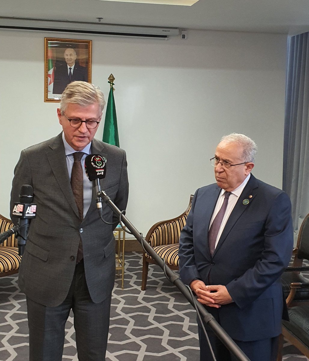 Algeria_MFA's tweet image. استقبل وزير الشؤون الخارجية والجالية الوطنية بالخارج، السيد رمطان لعمامرة، مساعد الأمين العام للأمم المتحدة المكلف بعمليات السلام، السيد جون بيار لاكروا، وذلك على هامش أشغال الندوة التاسعة رفيعة المستوى حول السلم والأمن في إفريقيا التي تجري أشغالها بمدينة وهران.