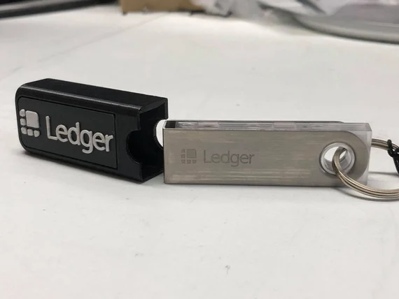 Astro_Crypto_'s tweet photo. Jusqu'à aujourd'hui, détenir un cold #wallet était perçu comme une nécessité dans la démarche de sécurisation de son portefeuille #cryptographique.
Il s'agissait d'un outil, d'abord utile par sa technologie et surtout secret. https://t.co/jkHA5bLrEB