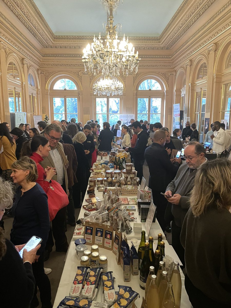 ArmelePortelli's tweet photo. Bravo pour @MarleneSchiappa l’organisation du 1er marché de #NoëlDurable social &amp; solidaire dans votre ministère ! Offrir des cadeaux éthiques et éco-responsables doit devenir la priorité de tous, pour le bien de notre planète et de notre économie https://t.co/PxgDZMz80v