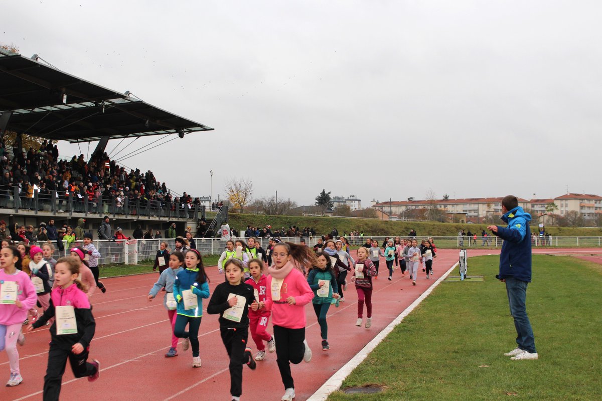 USEP_69's tweet photo. Retour en chiffres de notre #cross départemental au 📍Parc de Parilly.

▶️Près de 1000 enfants de 5 à 11 ans qualifiés 
▶️4 parcours
▶️17 secteurs présents
▶️+ de 100 bénévoles 
▶️Un public largement au rendez-vous 

Merci à tous ! 

#sportscolaire #usep #course #endurance #eps https://t.co/XU810nqeWO