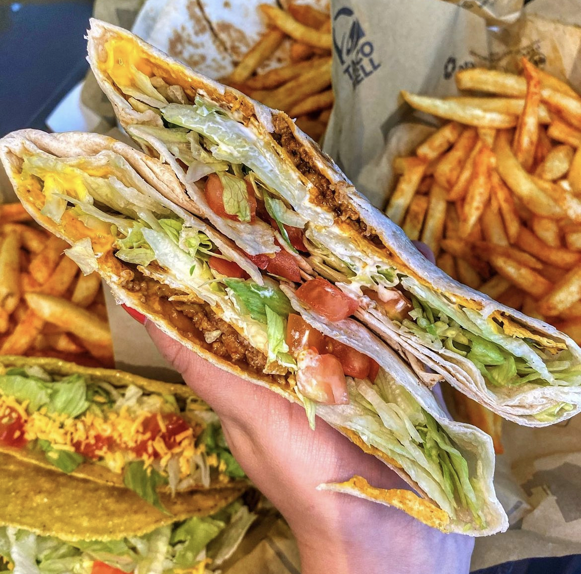 tacobelluki's tweet photo. Beauty is in the hand* of the beholder. 

#CrunchwrapSupreme

📸@hollysblissfulbites https://t.co/zrpMFygONw
