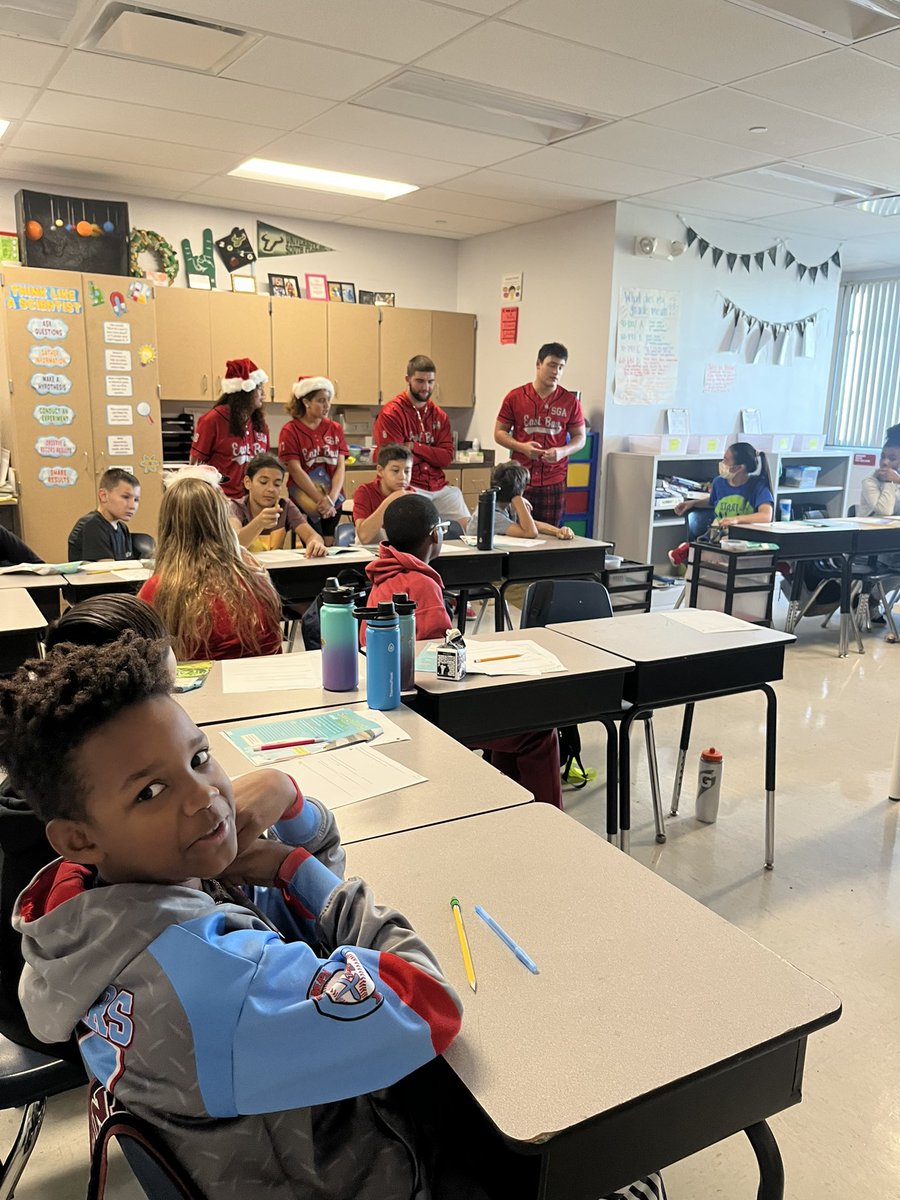 ash_herman0628's tweet photo. Loved having East Bay SGA come talk to our 5th graders about being successful students and athletes! They also talked about all the great programs and clubs East Bay has to offer! Thank you again! @doby_elementary @EastBayHS https://t.co/moaWfJecP5