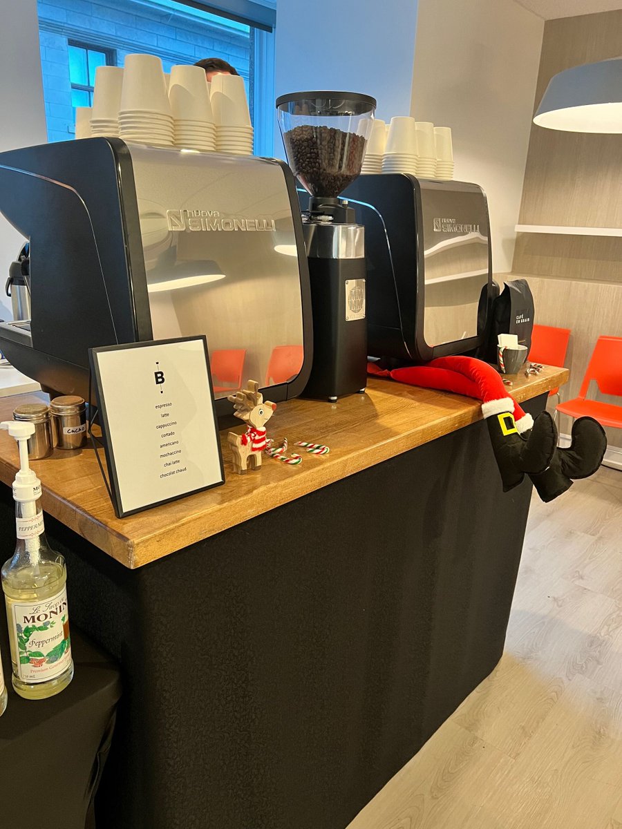 CreatechCa's tweet image. ☕ What could be better than a visit from a barista on this rainy day 🌧️!

We&apos;re gathering at the Montreal office today to enjoy our favorite hot beverages concocted by a professional barista, all accompanied by delicious pastries 🥐. #baristaatwork #officecoffee #productivity