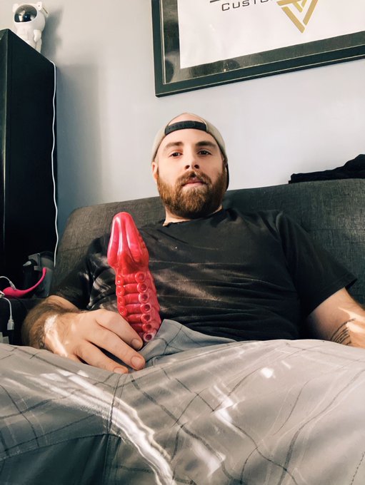 New bad dragon wearable! Who&rsquo;s wants to test this out with me? https://t.co/9Iuzu2nxHn