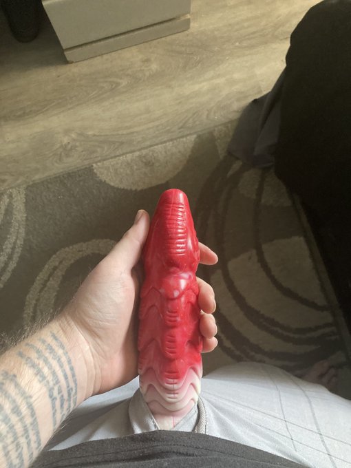 New bad dragon wearable! Who&rsquo;s wants to test this out with me? https://t.co/9Iuzu2nxHn