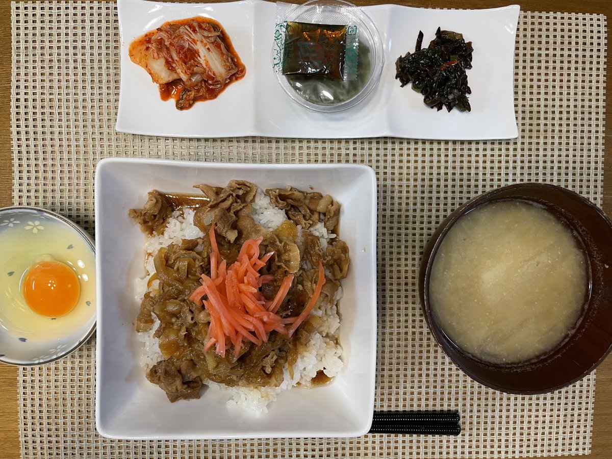 もちっともちっと もっちごへいです🤗 昨夜の夕飯は豚丼どーん🐷 帰りが遅くなったので もっちママが作っておいて くれました🤗 最近歳なのか肉類を大量に 食べるとお腹がゆるくなり… いやいや、出されたものは 食べるのだ‼️ 卵と紅生姜と豚丼相性抜群😋 ごちそ