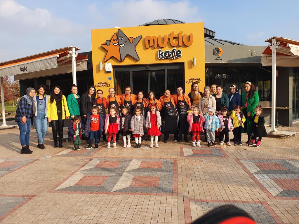 NazireEruslu's tweet photo. Gazikültür bünyesinde faaliyet gösteren @Mutlu_Kafe yi ziyaret edip down sendromlu arkadaşlarımızla tanışıp çok güzel bir gün geçirdik tüm çalışanlara ve @duygualpaykrts öğretmenimize teşekkür ederiz. @gul_davut @FatmaSahin @yasintepe @yagcimehmet27 @GaziantepBeld @iBRAHMBABA https://t.co/qm6uVYk6wl