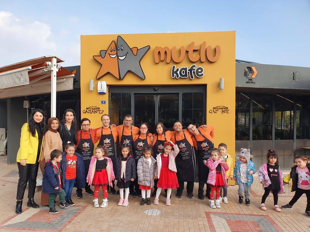 NazireEruslu's tweet photo. Gazikültür bünyesinde faaliyet gösteren @Mutlu_Kafe yi ziyaret edip down sendromlu arkadaşlarımızla tanışıp çok güzel bir gün geçirdik tüm çalışanlara ve @duygualpaykrts öğretmenimize teşekkür ederiz. @gul_davut @FatmaSahin @yasintepe @yagcimehmet27 @GaziantepBeld @iBRAHMBABA https://t.co/qm6uVYk6wl