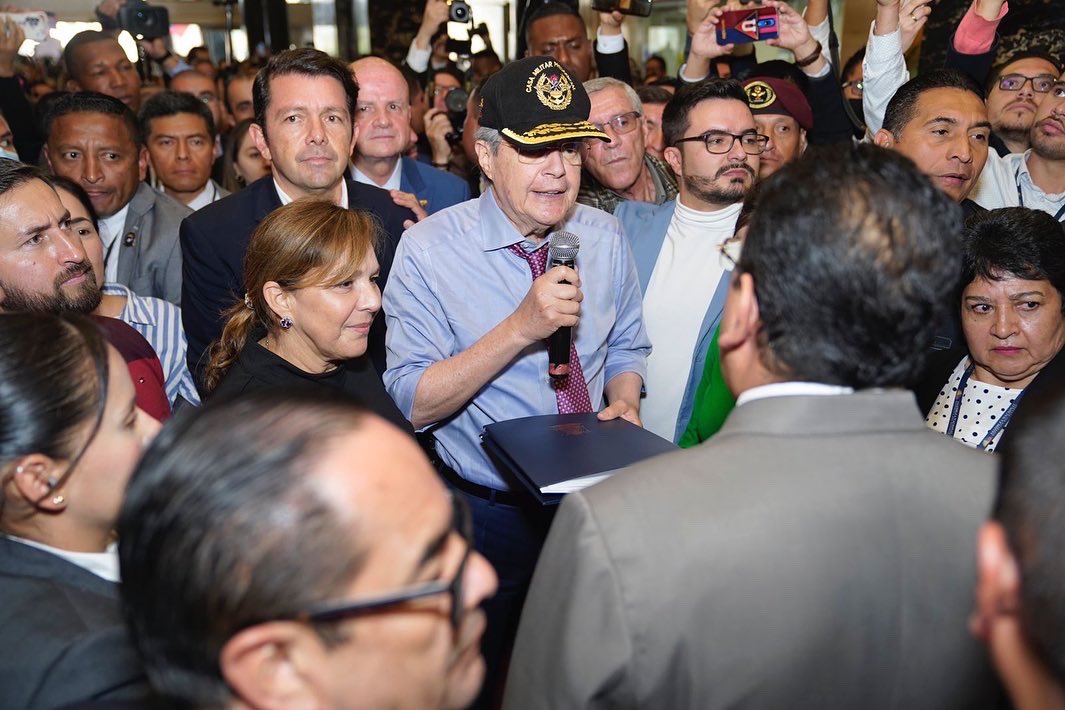 MLAlcivar's tweet photo. Para el gobierno de @LassoGuillermo la seguridad es una prioridad, por eso es hora de la unirnos por nuestras familias y la paz en nuestro Ecuador. Con la Reforma Parcial a la Constitución la @PoliciaEcuador y las @FFAAECUADOR podrán trabajar en conjunto en lucha contra el crimen https://t.co/MkAOs3s4bU