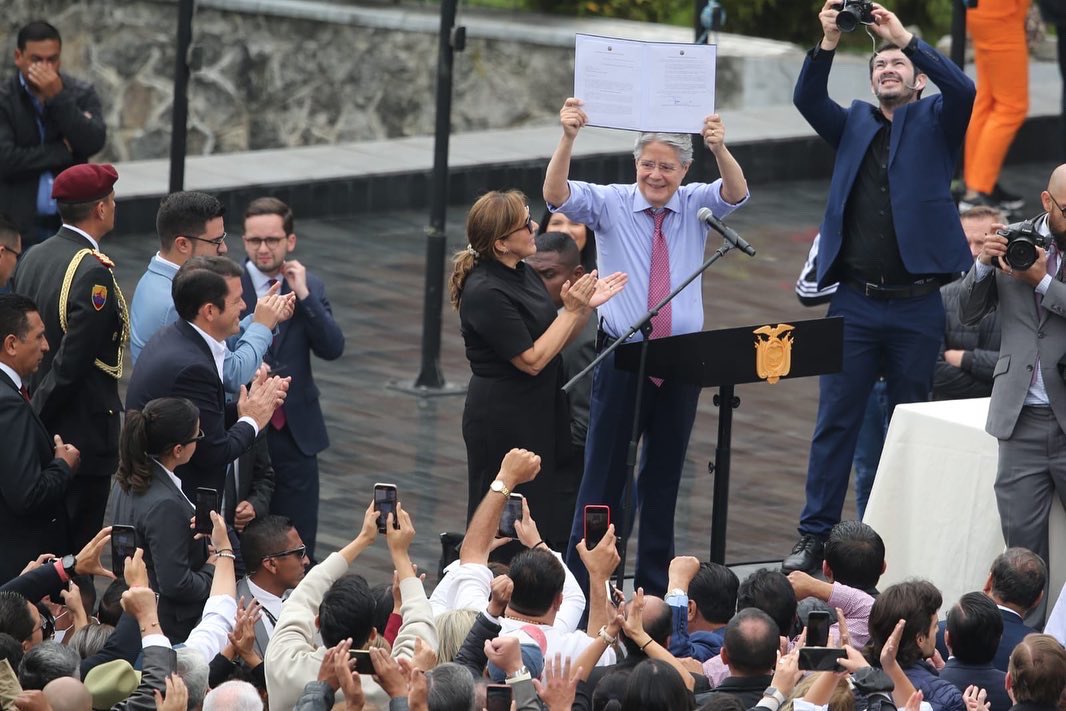 MLAlcivar's tweet photo. Para el gobierno de @LassoGuillermo la seguridad es una prioridad, por eso es hora de la unirnos por nuestras familias y la paz en nuestro Ecuador. Con la Reforma Parcial a la Constitución la @PoliciaEcuador y las @FFAAECUADOR podrán trabajar en conjunto en lucha contra el crimen https://t.co/MkAOs3s4bU
