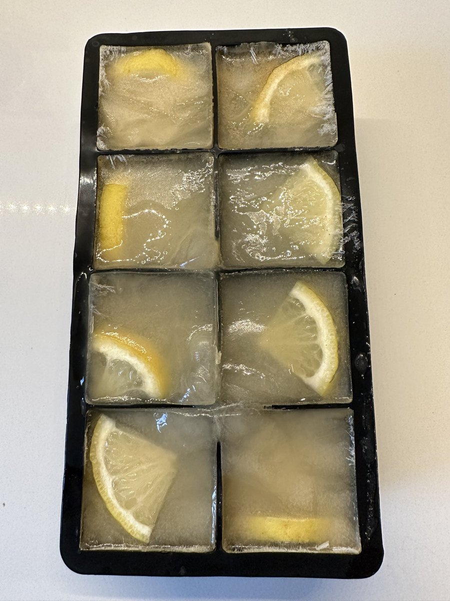 jorrton's tweet photo. estas son BOMBAS de limón y jengibre, para meterle a un trago, a un vaso de agua o soda helada, recomiendo con vehemencia https://t.co/NV79XCWLnB