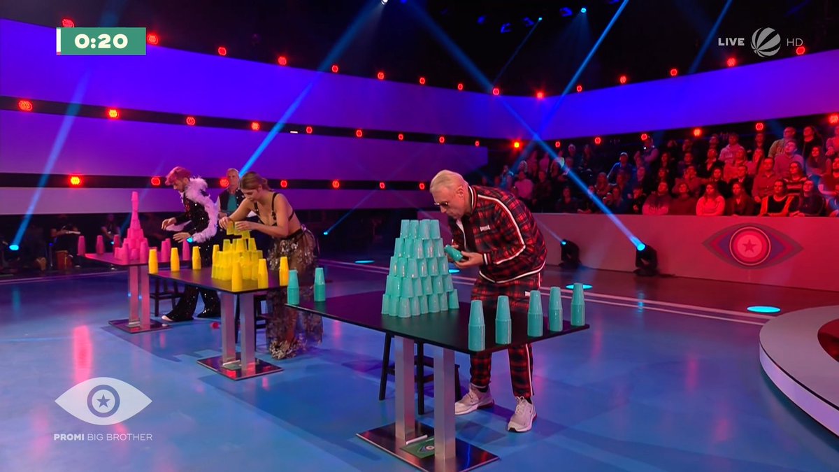 pillechat's tweet photo. Da hatte Sam einfach Pech. In den letzten paar Sekunden hatte er noch einen höheren Stapel als Rainer am Ende. #PromiBB https://t.co/zYvx3zb9DV