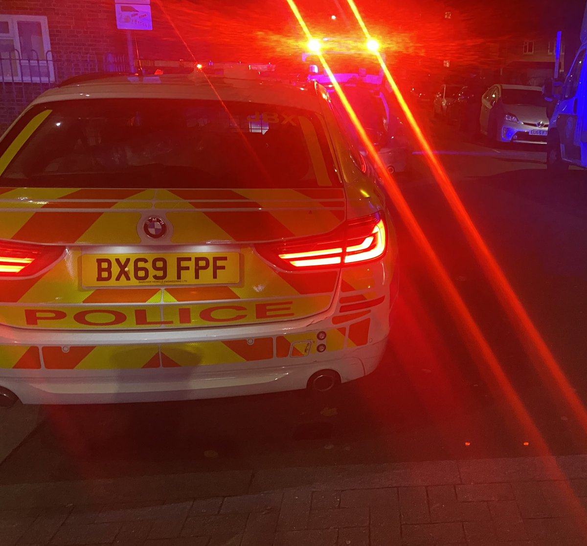 MPSViolentCrime's tweet photo. VCTF ๐ฎโโ๏ธ working @MPSHaringey try & speak with a male on White Hart Lane N17.
Male runs & police win the foot chase.
He was trying to discard a large ๐ช
Arrested & cell space booked for the night.
Two members of the public who seen what happened came & thanked us.
#Syndicate7 https://t.co/Yc2Getnivl