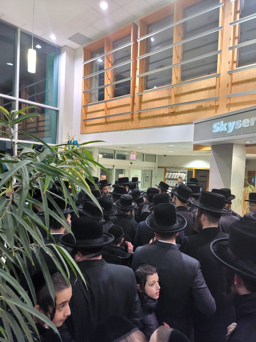 צהלי ורוני יושבת מאנטריאל כי גדול בקרבך קדוש ישרא"ל!

עט"ר מרן רבנו שליט"א ביים ארויפשטייגן אויפ'ן פליגער, אין דעם פליגער און ביים אנקומען קיין מאנטריאל און שלום נעמען אין טרודא לופטפעלד