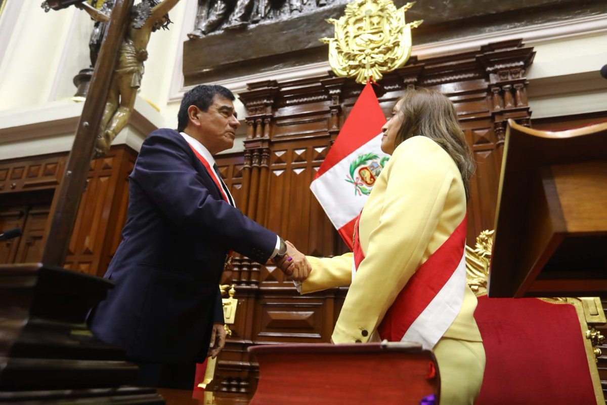 #CongresoInforma l Ante la Representación Nacional, Dina Boluarte Zegarra juró como presidenta de la República, según lo establecido por el artículo 115 de la Constitución.