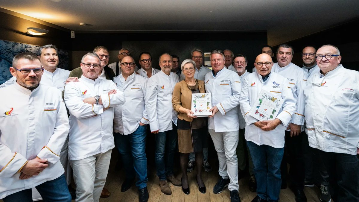 HorecaWebzine's tweet photo. Het nieuwste receptenboek van @MastercooksBE met zijn 368 pagina’s en 120 unieke toprecepten van 120 Belgische topchefs bekroond met de "Literaire Prijs Prins Alexander van België” is gewoonweg hét ideale geschenk voor onder de kerstboom. https://t.co/hpPi8Dq1mA
#horecawebzine https://t.co/exp1sU88hB