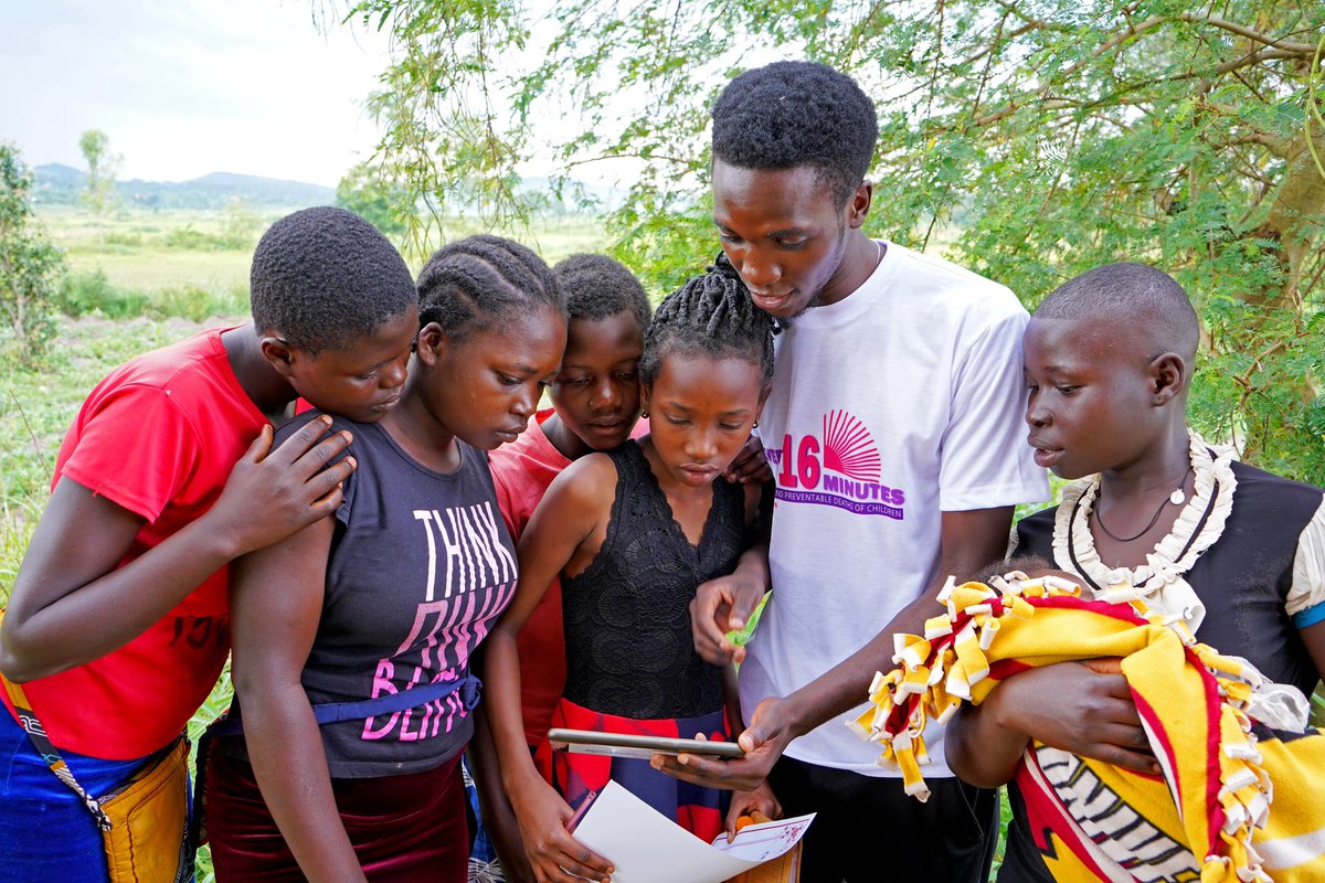 ClareGratian's tweet photo. The 16 days of activism are still ongoing and our Rose Uganda team participated by sharing healthcare knowledge with the people of Buikwe district. A training that took place @nyengafoundation with around 70 people that learnt about Nutrition, and how to make reusable pads. https://t.co/VhsGTxhTlb