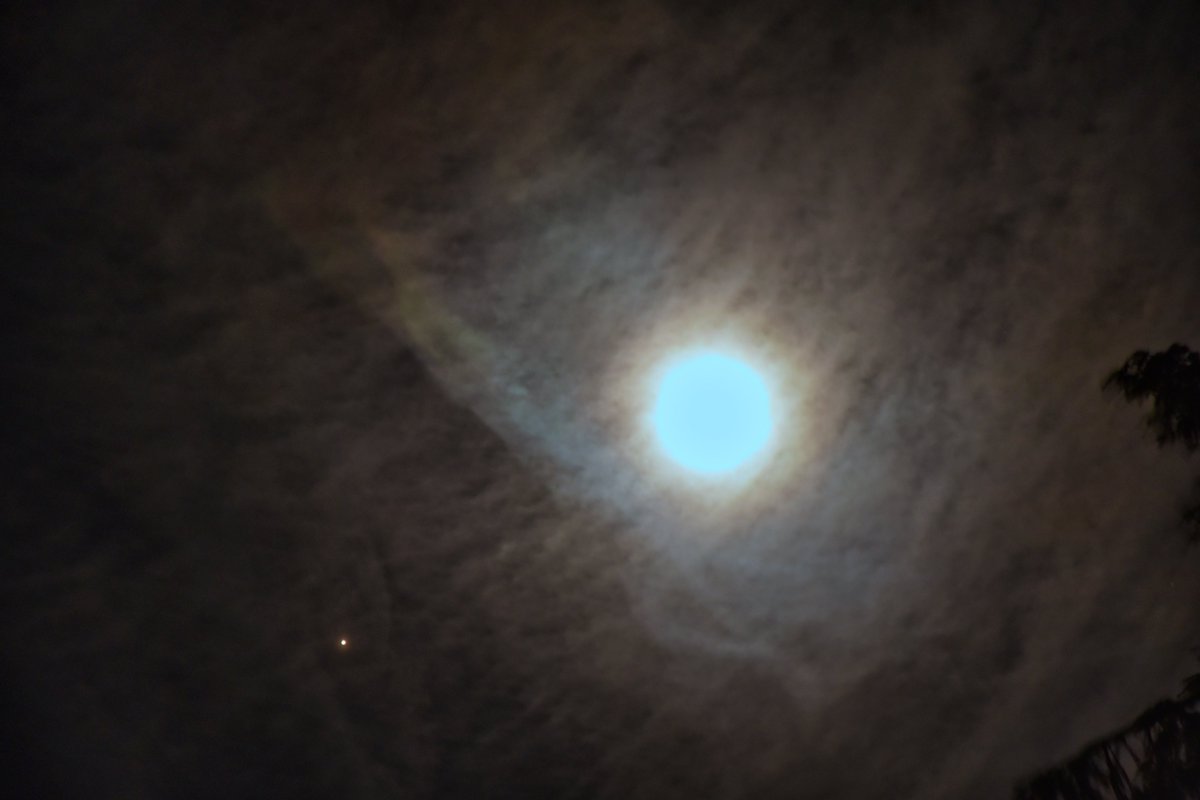 lakazel's tweet photo. #fmoon #Mond konnte ich im Osten fangen, der Mars befindet sich in Opposition zur Erde, die Wolken sind dicht. Die Bedeckung des Mars ist am 8.12.'22 in Görlitz 06:07. Vollmond ist 05:08 MEZ https://t.co/IbSdqLoaSN