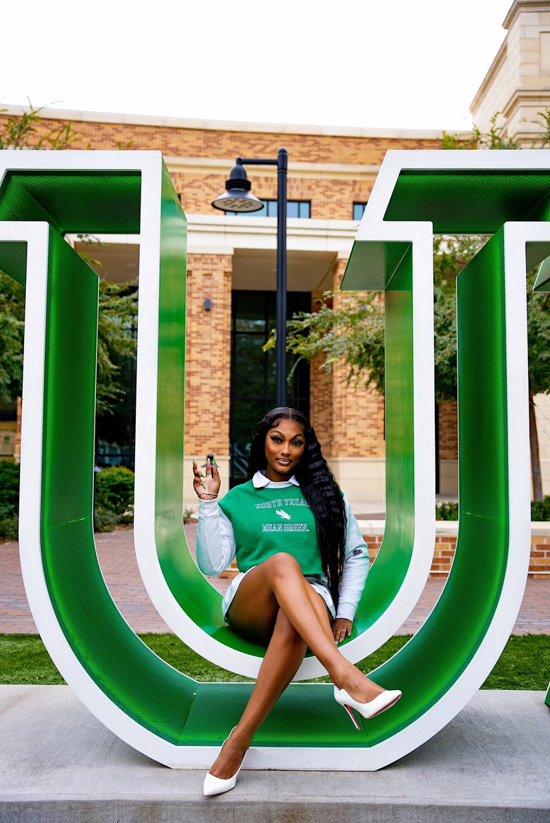 THEE ITSGOLDENPIECE tweet media